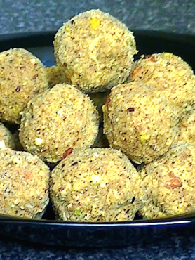 Homemade Alsi Ki Pinni – a nutritious winter sweet made with flaxseeds, nuts, and ghee, perfect for energy and warmth.