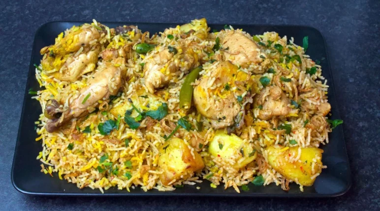 Chatpata Chicken Pulao served with raita and fried potatoes – Pakistani rice recipe