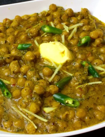 Chana masala served in a bowl with naan – Pakistani-style creamy chickpea curry