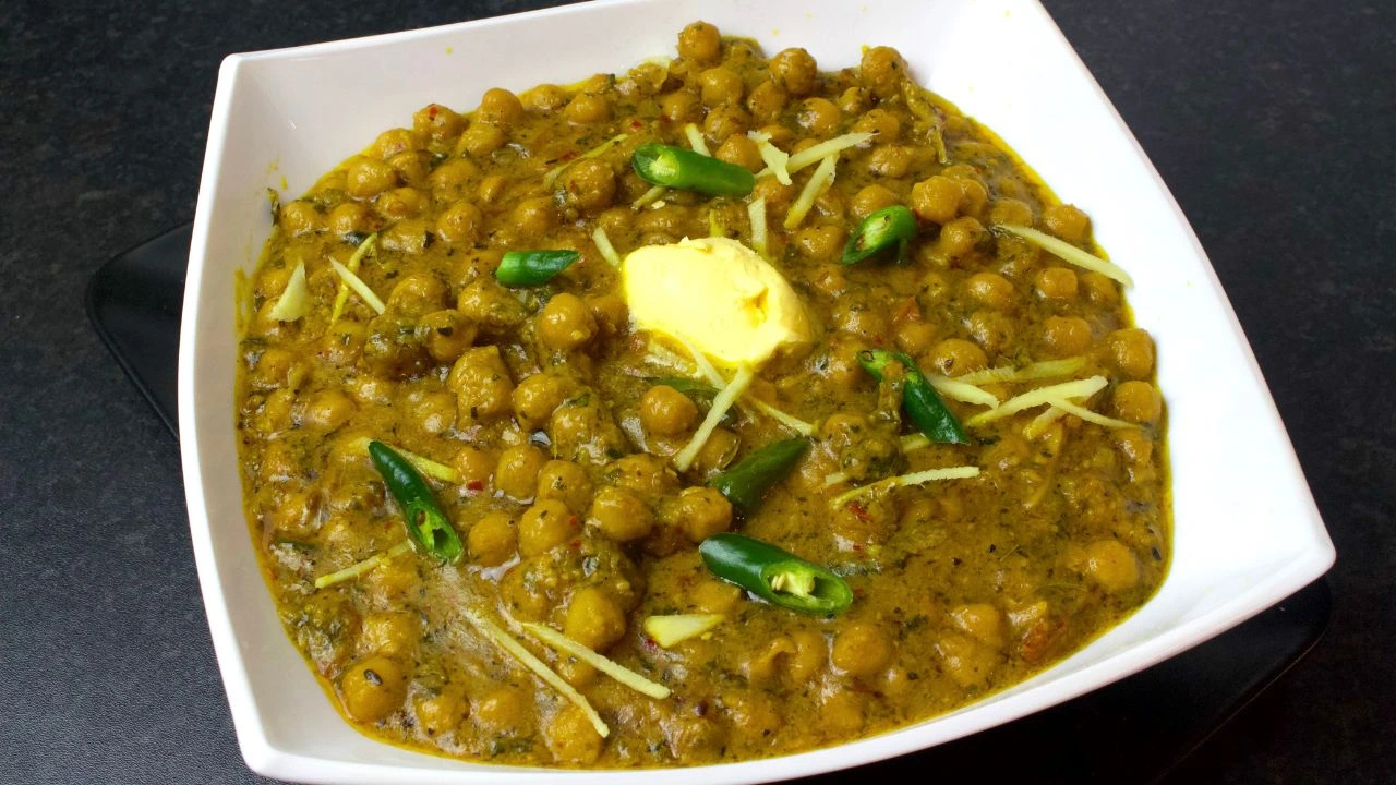 Chana masala served in a bowl with naan – Pakistani-style creamy chickpea curry